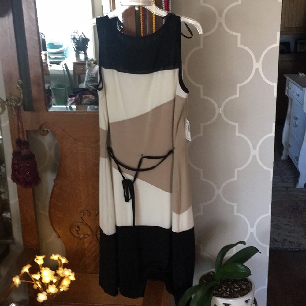 Sleeveless dress with sheer collar